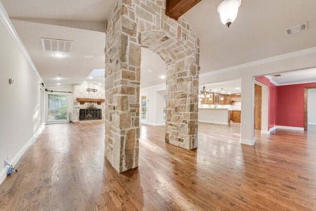 Building Photo - Spacious Elegance 5-Bed, 4.5-Bath Home with outside oasis