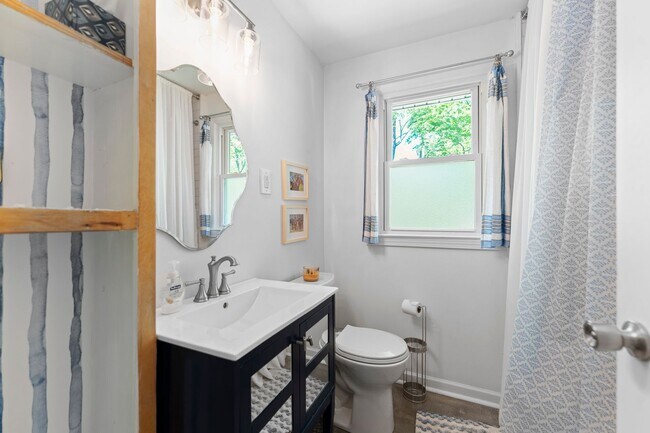 Building Photo - 3 Bedroom Furnished in Oldham County