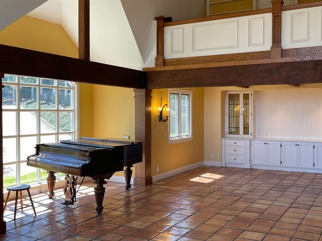 Building Photo - Spacious hilltop home, cul de sac location, fabulous views, Excellent Palo Alto Schools!