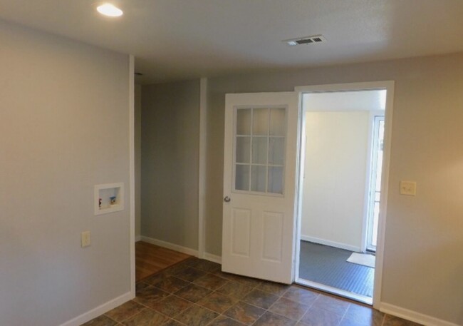 Building Photo - 207 N Pine