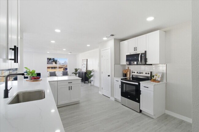 Building Photo - "Spacious 3-Bed, 2-Bath Gem with 2,155 Sq. Ft. on University Drive in Arlington, TX!"