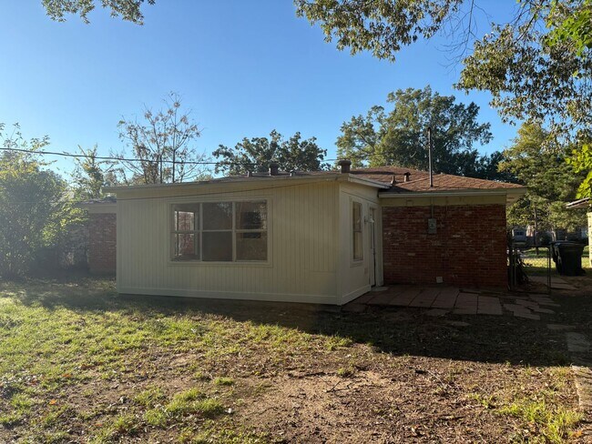Building Photo - Gorgeous 3 bedroom/1 bath home with living room and den!