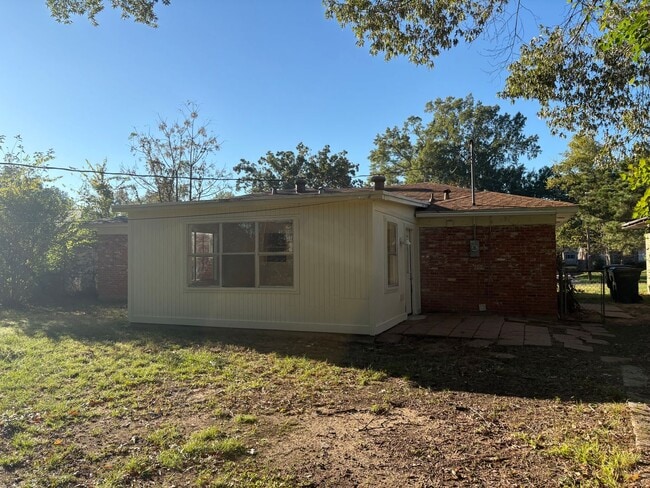 Building Photo - Gorgeous 3 bedroom/1 bath home with living...