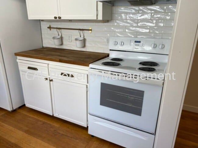 Building Photo - Charming 2 Bed/1.5 Bath house!