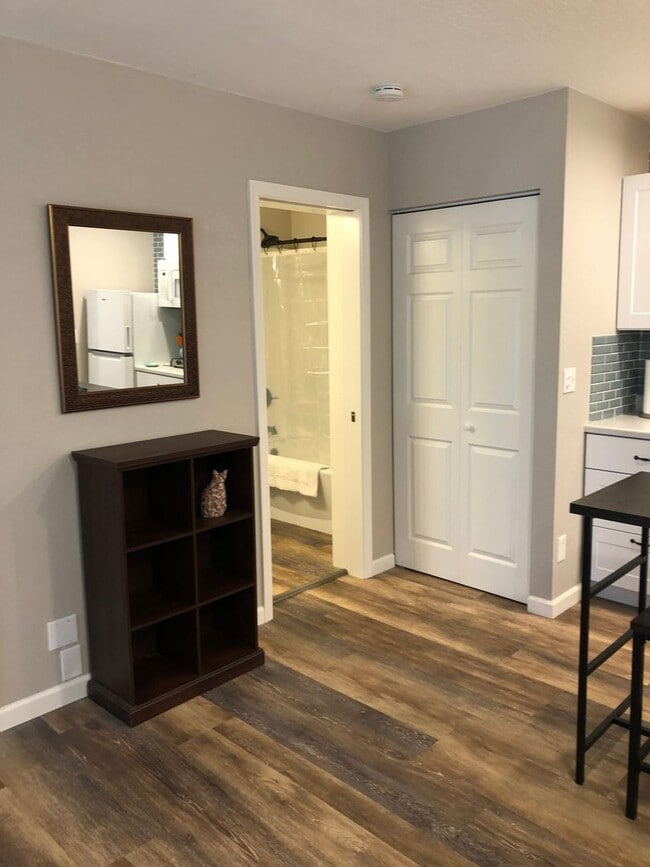 Building Photo - Beauty and Convenience! Remodeled, Fully F...