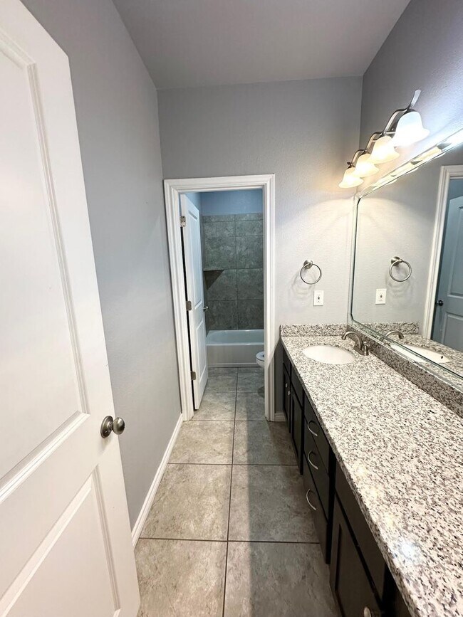 Building Photo - 3 Bed 2 Bath Ready to Rent ASAP! Granite/ Large Master Bedroom!