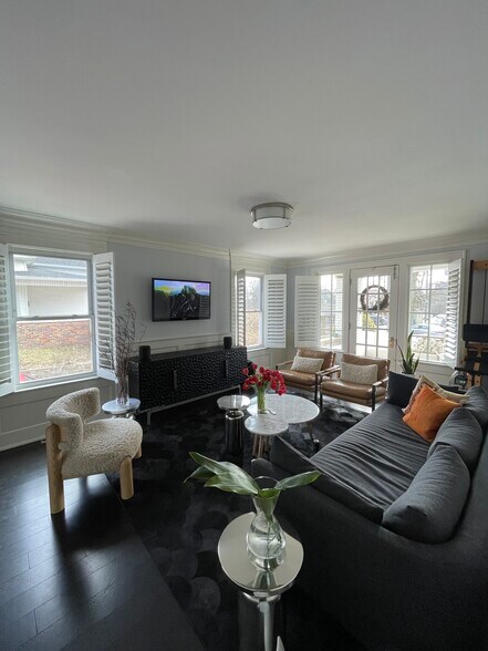 Unit 2 - 111 E 10th St