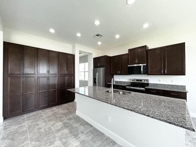 Building Photo - 15192 Wildwood Cir