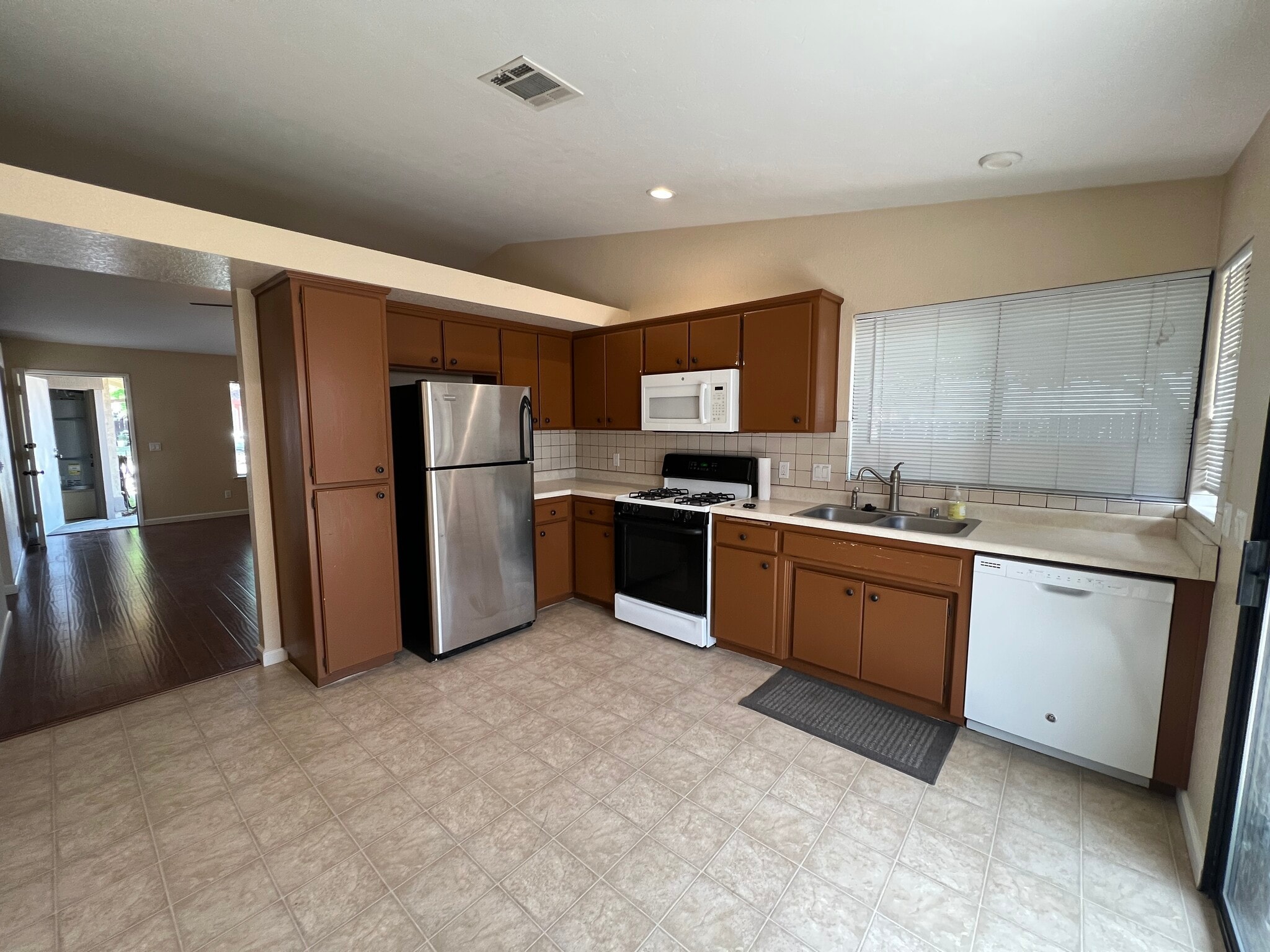 Building Photo - 212 Oak Meadow Ln