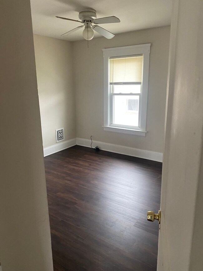 Building Photo - 2406 Searsdale Ave