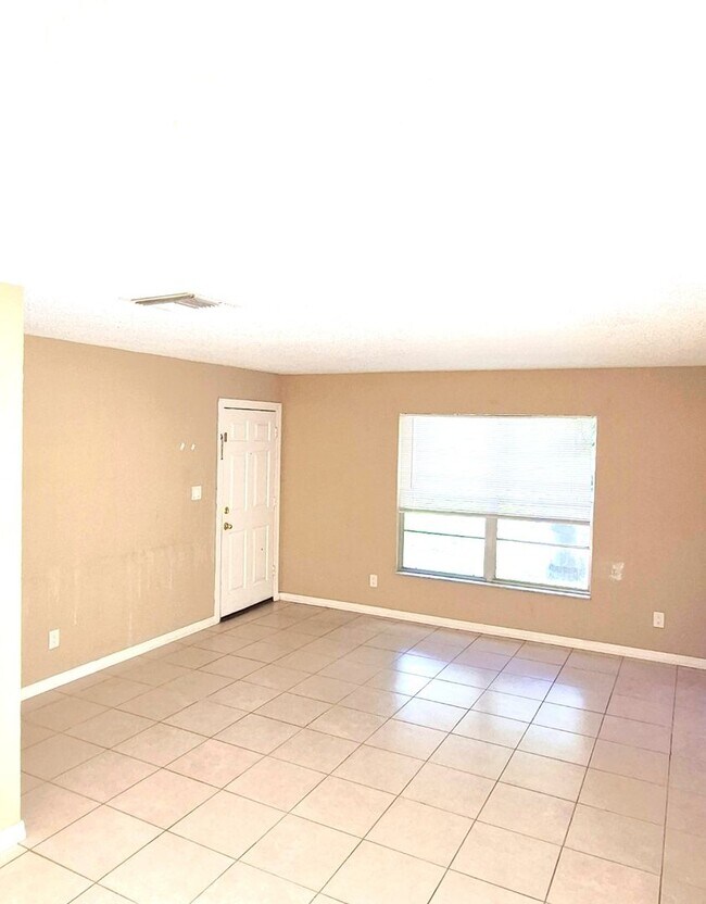 Building Photo - 2 bedroom 1 bath - Move in special