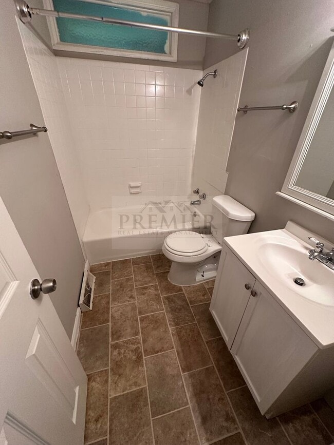 Building Photo - 4 bd/1.5 ba  house Rent $1475 -11808 Small...