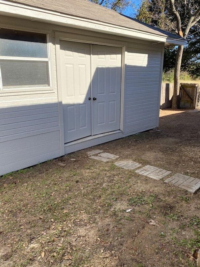 Building Photo - 3 BEDROOM 2 BATH 2 CAR GARAGE