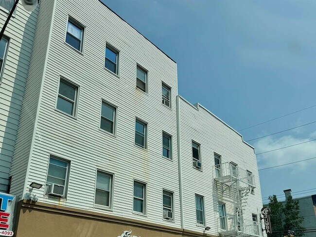 Building Photo - 566 Newark Ave