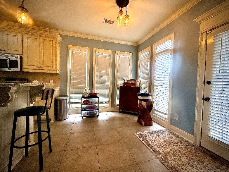 Building Photo - 5812 Lotus Cir