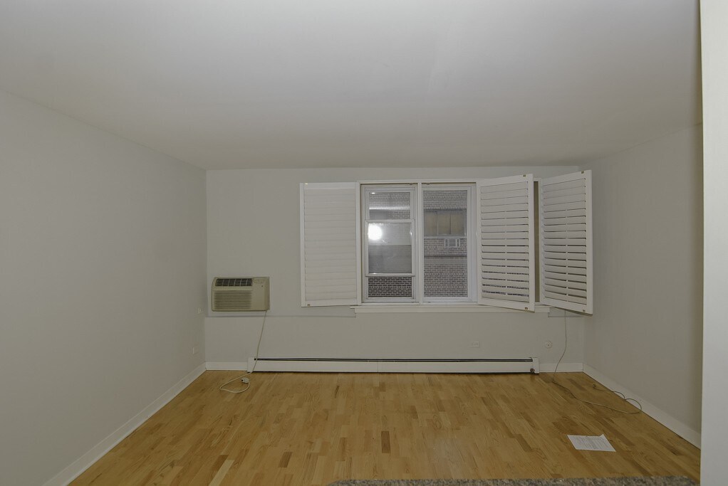 Building Photo - 630 W Wrightwood Ave