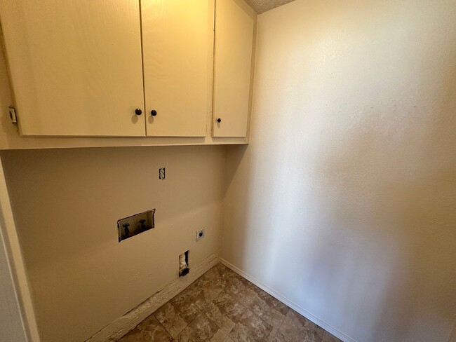 Building Photo - 3-bed 1.5-bath Rental Home Available in No...