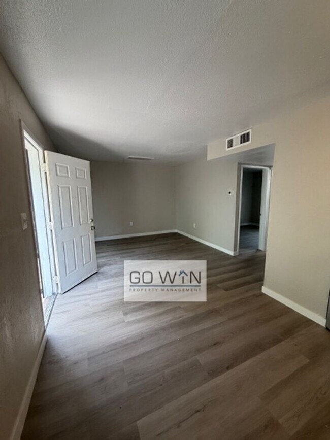 Building Photo - 1537 W Pierce St