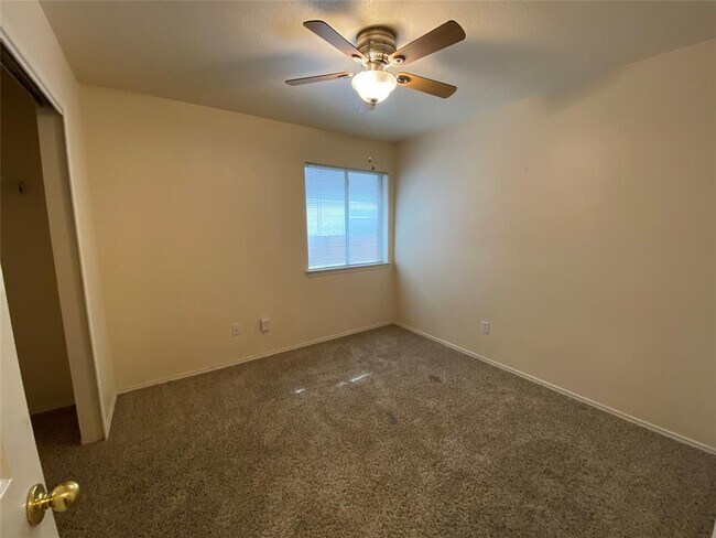 Building Photo - 2402 Hallie Ln