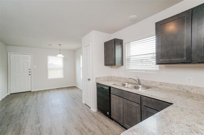Building Photo - 215 Pronghorn Dr