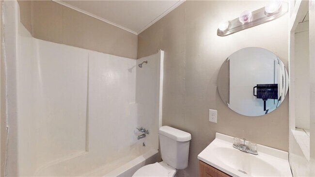 Building Photo - 204 Lynn Dr