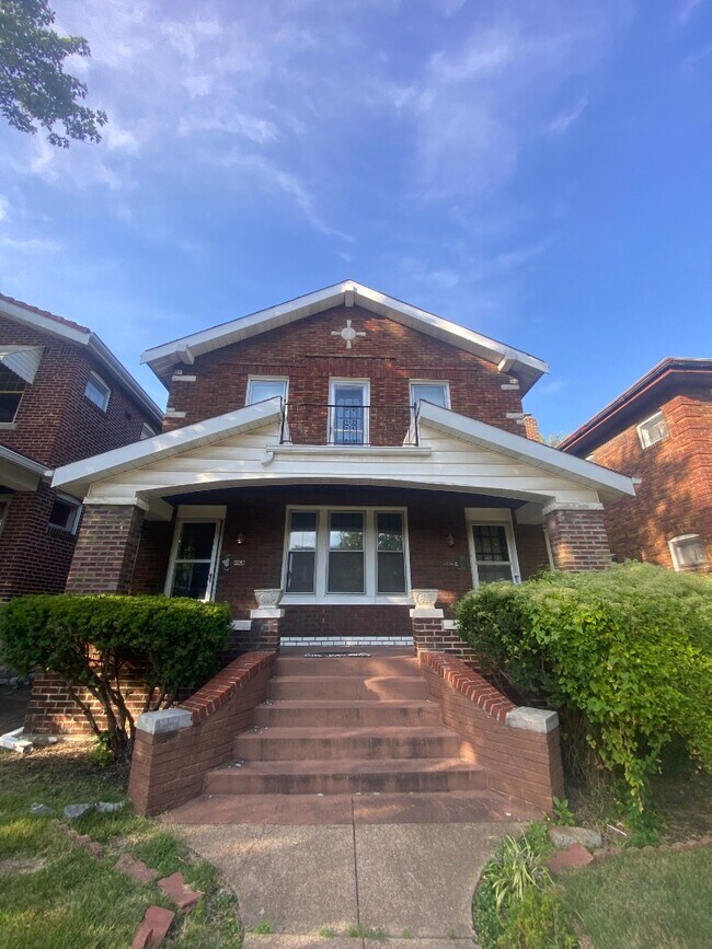 Building Photo - 5049 Lindenwood Ave