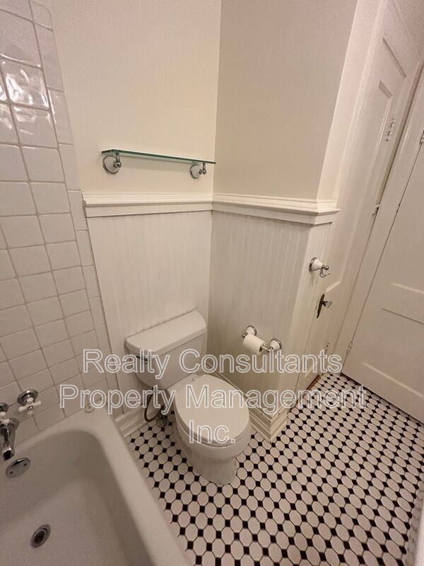 Building Photo - 2461 Lyndhurst Ave