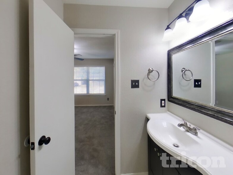 Building Photo - 7902 Brazoria Park