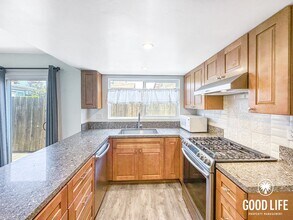 Building Photo - Renovated 3BD/2.5BA Condo in Chula Vista with Fireplace, W/D & Private Balcony