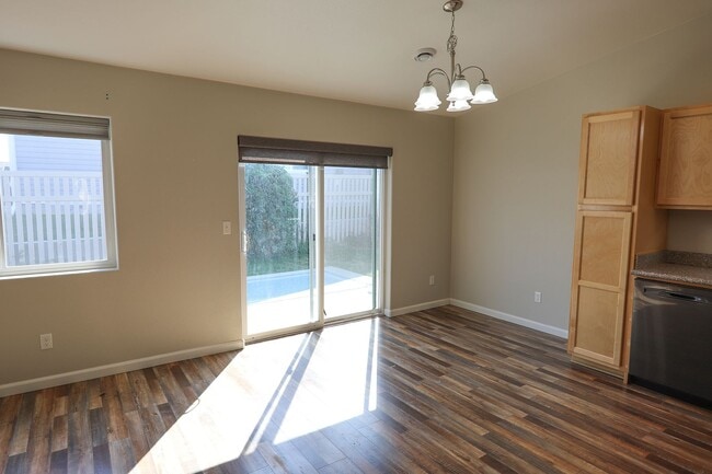 Building Photo - Newer patio home