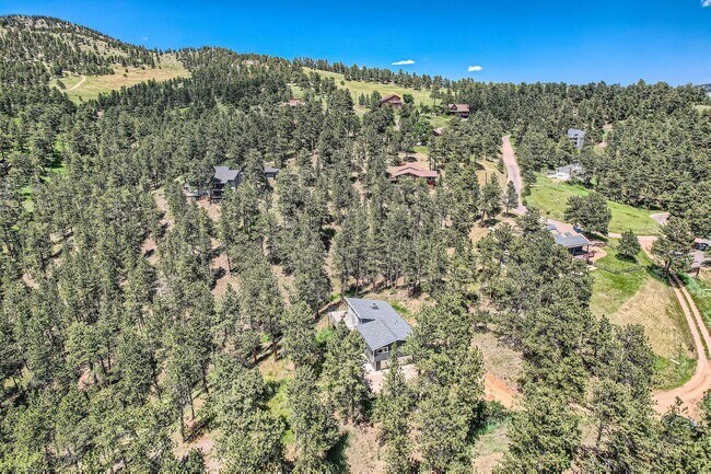 Building Photo - GORGEOUS 4BD/ 3BA MOUNTAIN HOME in Boulder, CO- Available 7/10/26!