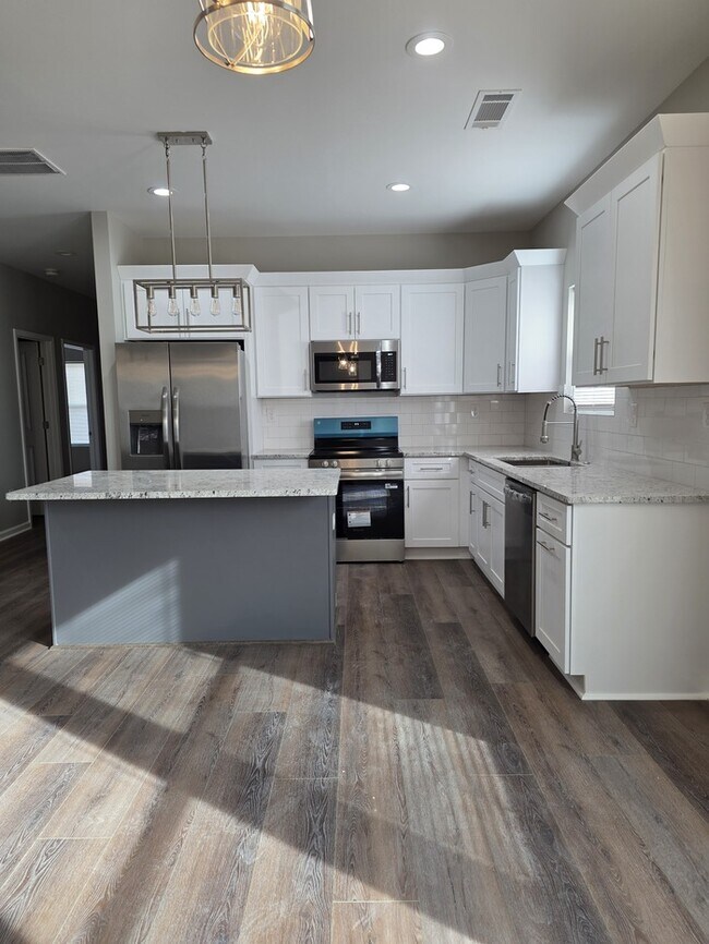 Building Photo - Welcome to your Gem Home!