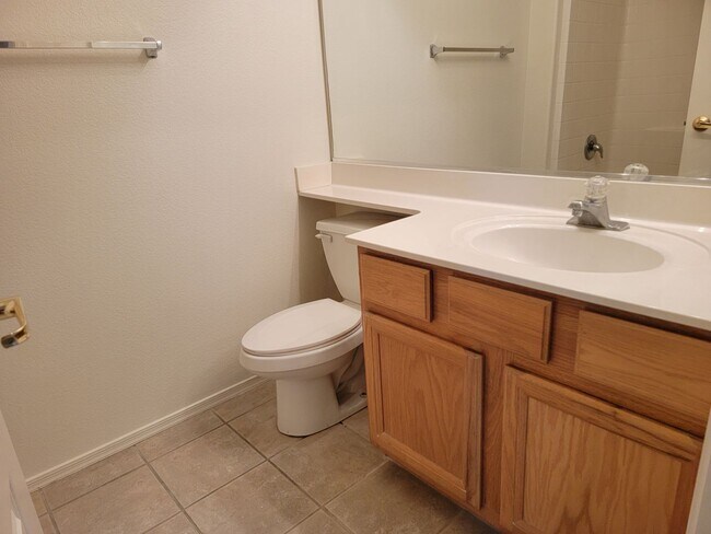 Building Photo - Updated 3 bed with 3-Garage in Bridlewood Subdivision