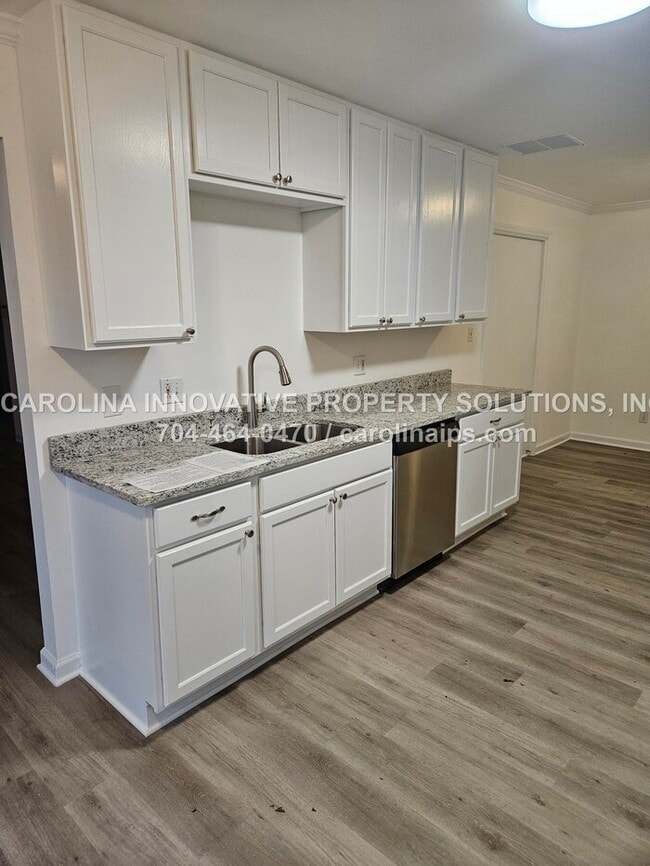 Building Photo - 1805 Falconhurst Dr