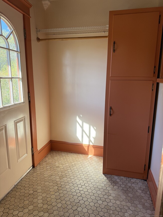 Building Photo - 28 Galpin St