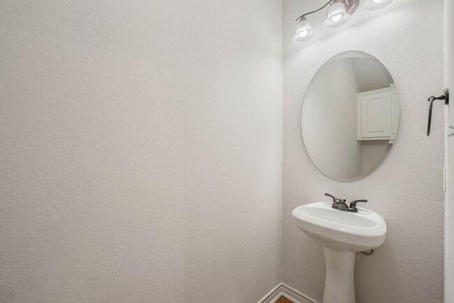 Building Photo - 3 Bed Townhome Minutes from Campus in Quiet Area