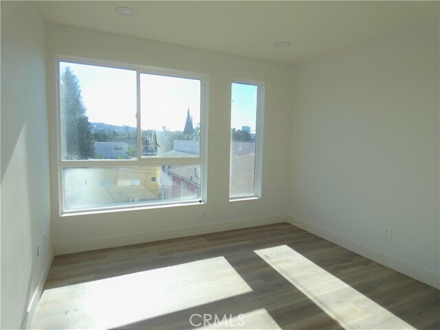 Building Photo - 2044 S Burnside Ave