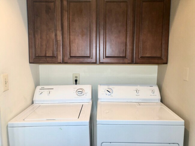Building Photo - Updated 2Bed/2Bath Top-Floor Towson Condo ...