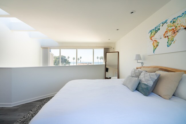 Building Photo - 6672 Vista Del Mar