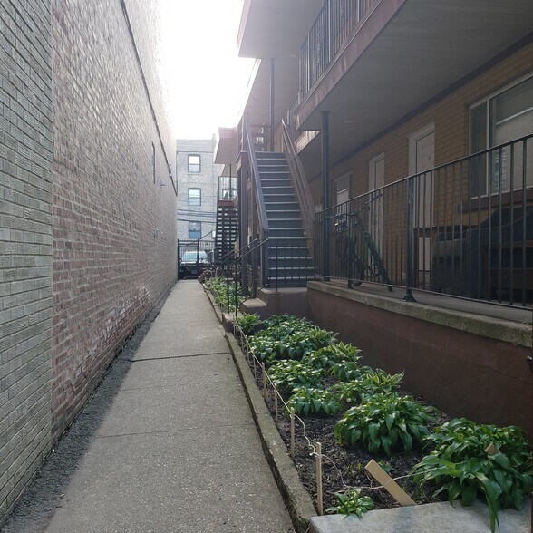 Building Photo - 7068 N Sheridan Rd