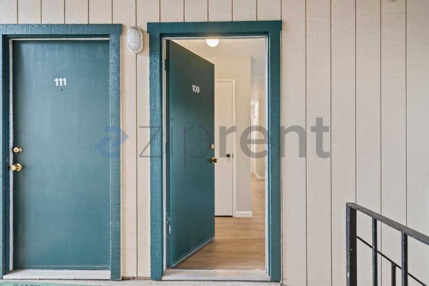 Building Photo - Unit 109