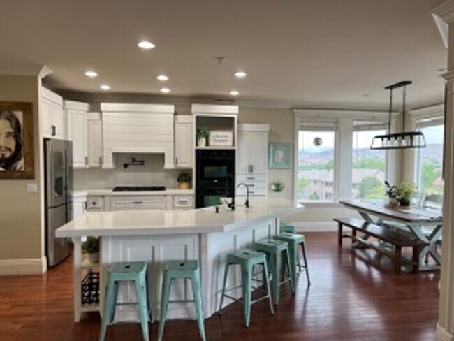 Building Photo - Very Spacious 6 bedroom home with amazing ...