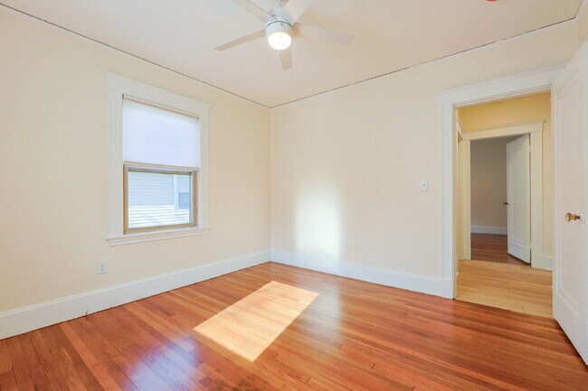 Building Photo - Stunning, Renovated, Spacious 2 Bed / 1 Bath in North Quincy