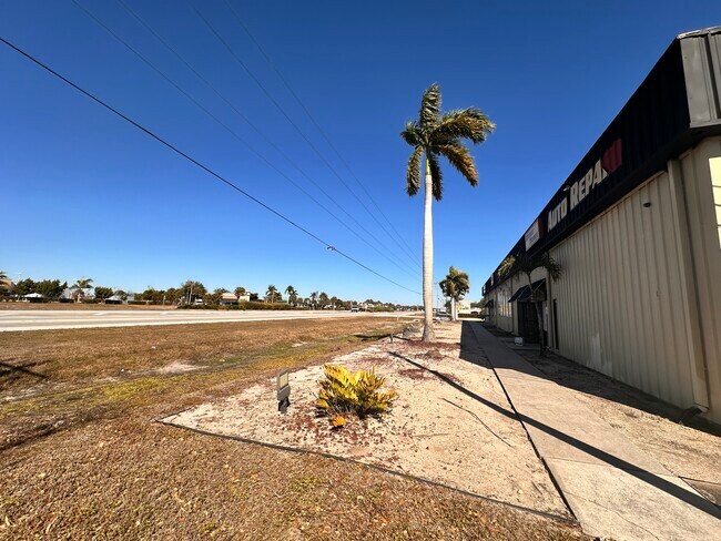 Building Photo - 620 SE 15th Ave