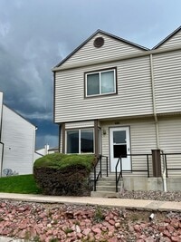 Building Photo - Charming 2 Bedroom Townhome in Briargate with so much new!