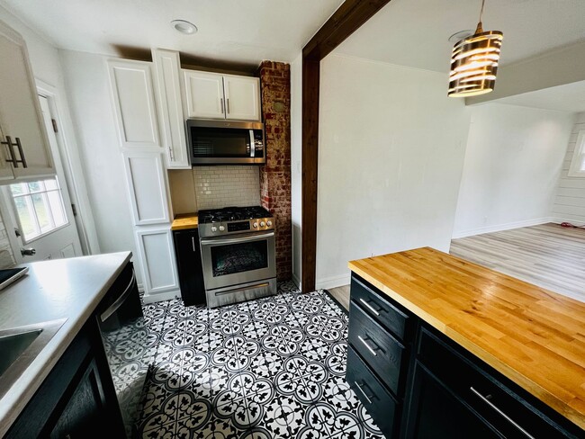 Building Photo - Cute 2BD 1BA Bungalow Home in Putnam Heights West!!!