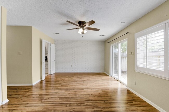 Building Photo - 3 BD / 2.5 BR Townhome in Memorial Club co...