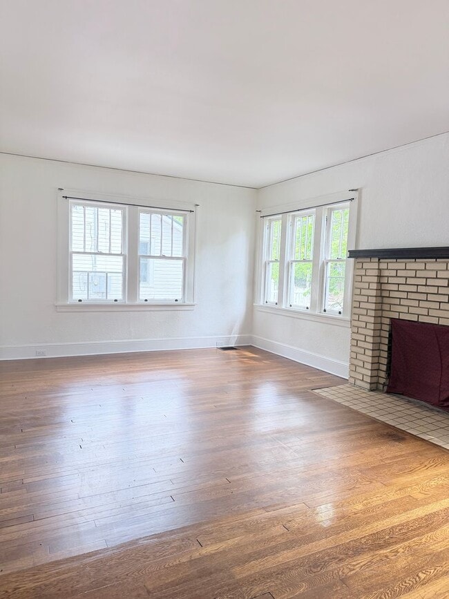 Building Photo - West Asheville Bungalow. 2 bedrooms, 1 bathroom. Great location!