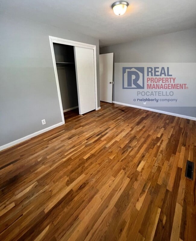 Building Photo - 4 Bedroom 2 Bath Home - Pet Friendly