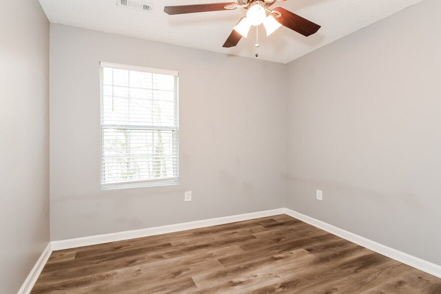 Building Photo - 223 Elm Dr